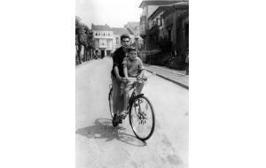 1963 - En bici por Desiderio Varela